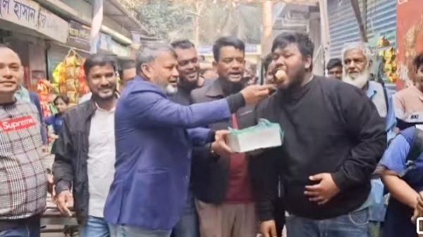 জেলা বিএনপি থেকে বহিষ্কার, খুশিতে মিষ্টি বিতরণ করলেন চেয়ারম্যান তাজুল ইসলাম