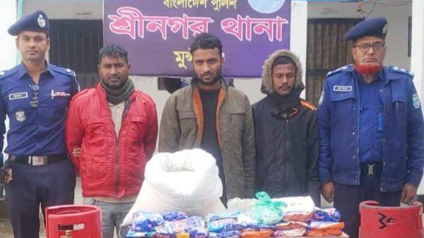 শ্রীনগরে চুরি মামলার রহস্য উদঘাটনে উদ্ধারকৃত চোরাই মালামাল ও গ্রেফতারকৃত আসামি