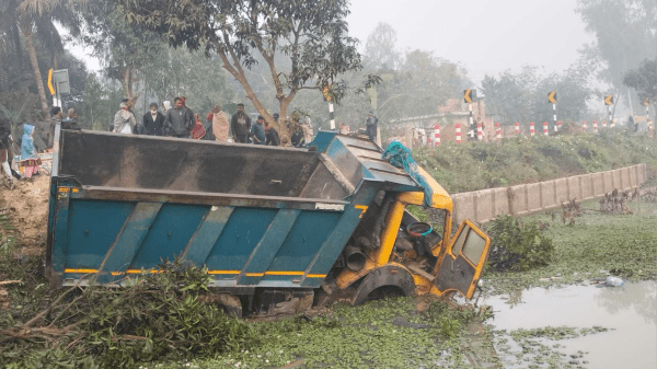 সবজিবাহী ভ্যানে বালুর ট্রাকের ধাক্কা, নিহত ৫