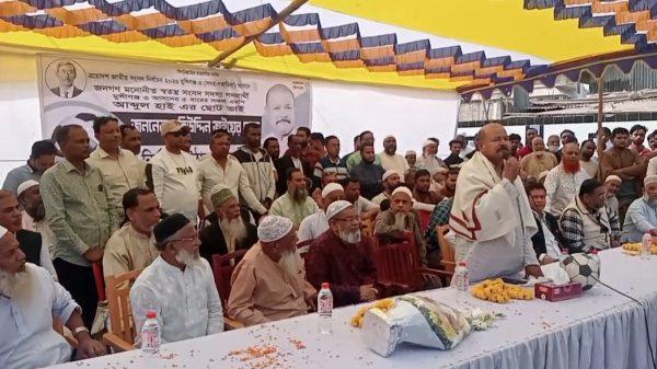 পঞ্চসারের গোসাইবাগে ফুটবল প্রতীকের স্বতন্ত্র প্রার্থী মহিউদ্দিনের উঠান বৈঠক