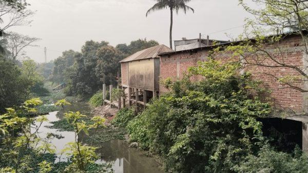 গজারিয়ায় সরকারি খাল দখল, প্রশাসনের হস্তক্ষেপে নির্মাণ কাজ বন্ধ হলেও উচ্ছেদ চায় এলাকাবাসী