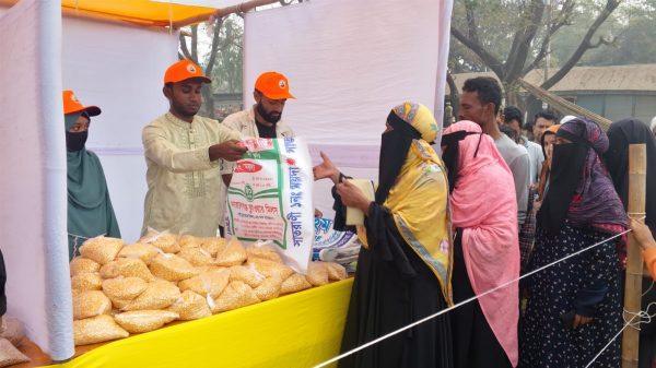 টঙ্গিবাড়ীতে ১০ টাকায় ইফতার সামগ্রী পেলো ৫০০ পরিবার