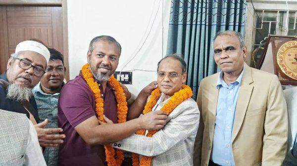 নির্বাচনী প্রতিদ্বন্দ্বিতা ভুলে সৌহার্দ্যের বার্তা দিলেন দুই প্রার্থী