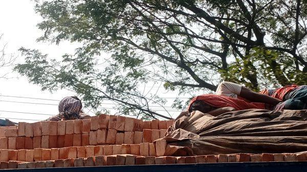 ত্যুর ওপর আয়েশি ঘুম: মহাসড়কে জীবনের ঝুঁকি যখন নিত্যসঙ্গী