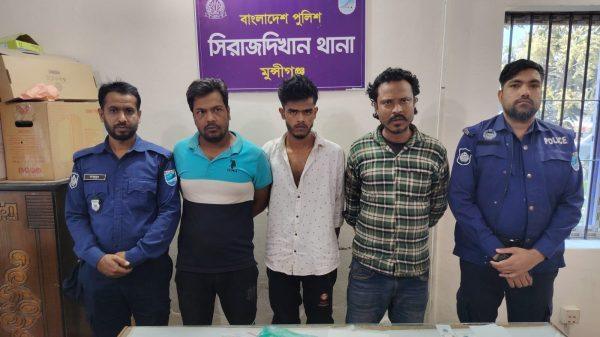 সিরাজদিখানে ২৪ পিস ইয়াবাসহ আটক ৩