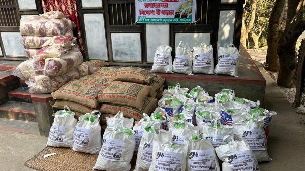 আপরকাঠি গ্রামে ইফতার সামগ্রী বিতরণ