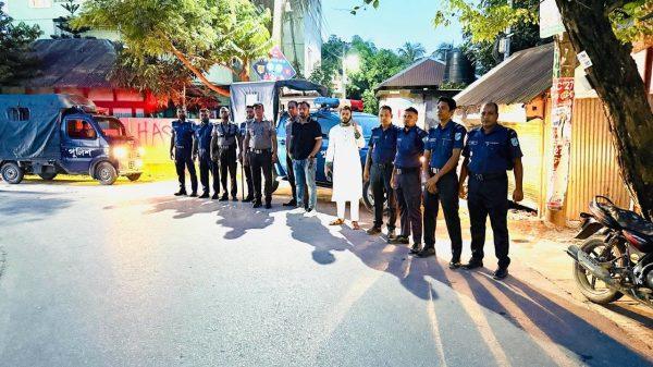 পুলিশের সতর্ক অবস্থান