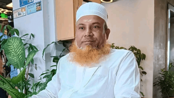 ধর্মীয় লেবাসের আড়ালে মনিরের বিরুদ্ধে নানা অভিযোগ