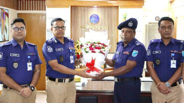 পদোন্নতি পেয়ে পুলিশ পরিদর্শক হলেন পলাশ হোসেন, র‍্যাংক ব্যাজ পরালেন পুলিশ সুপার