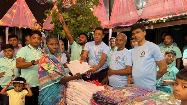 সিরাজদিখানে শারদীয় দুর্গাপূজায় সনাতন ধর্মাবলম্বীদের মাঝে কাপড় বিতরণ